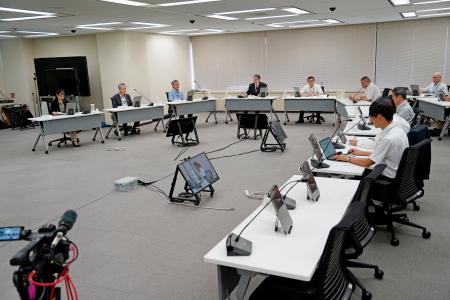 原発のテロ対策施設の設置期限を延長する規則の改正を議論した原子力規制委の定例会合＝２６日午前、東京都港区