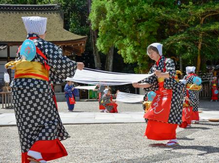 大神神社の感謝祭で奉納された、そうめんの製造工程を表現した踊り＝２６日午前、奈良県桜井市