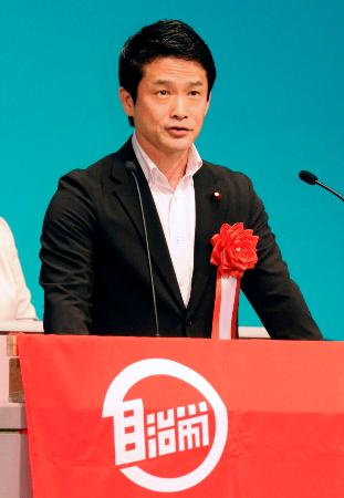 自治労大会であいさつする中道改革連合の小川代表＝２６日午前、さいたま市