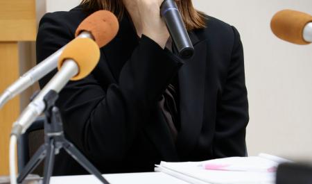 鹿児島地裁の判決を受け、記者会見する男子生徒の母＝２６日午後、鹿児島市