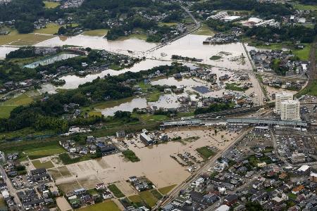 豪雨で冠水した千葉県大網白里市のＪＲ大網駅周辺＝１４日（共同通信社ヘリから）