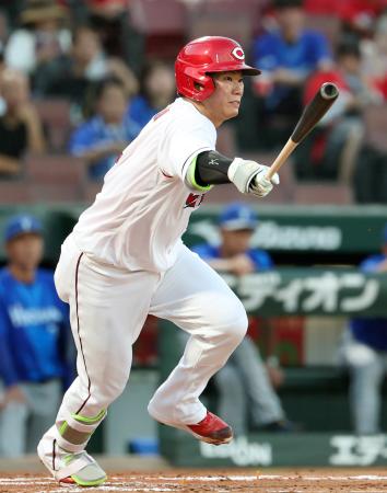 １回広島１死一、二塁、坂倉が右前に先制打を放つ＝マツダ