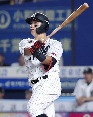 １０回ロッテ１死、山口が左越えにサヨナラ本塁打を放つ＝ＺＯＺＯマリン