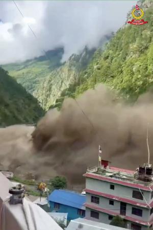 ２６日、ネパールの中国との国境に近い地域で発生した土石流（ネパール警察提供・ゲッティ＝共同）