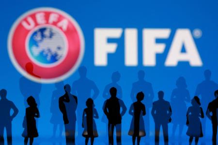 欧州サッカー連盟（ＵＥＦＡ）と国際サッカー連盟（ＦＩＦＡ）のロゴ（ロイター＝共同）