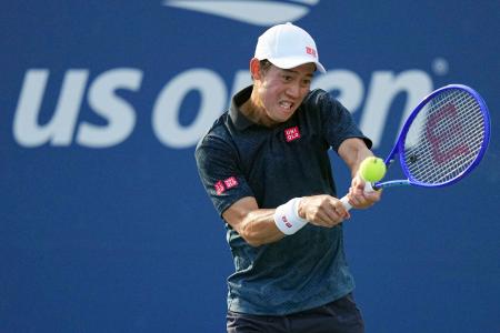 男子シングルス予選２回戦でプレーする錦織圭＝ニューヨーク（ＡＰ＝共同）