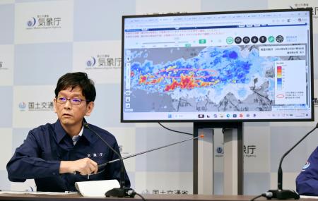 富山県と石川県に発表されたレベル５大雨特別警報について記者会見する気象庁の担当者＝２７日午前、気象庁