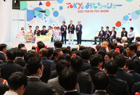 「東京おもちゃショー2026」の開幕セレモニー=27日午前、東京都江東区の東京ビッグサイト