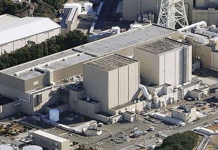 　中部電力浜岡原発１号機（左）と２号機＝１月、静岡県御前崎市