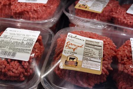 米ロサンゼルスの店頭に並べられた牛ひき肉＝２４日（ゲッティ＝共同）