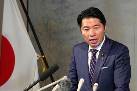 記者の質問に答える中道改革連合の伊佐進一氏＝２７日、北京の日本大使公邸（共同）