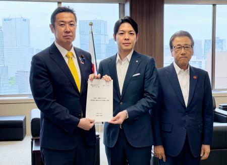 黄川田地方創生相（左）に要望書を渡す北海道の鈴木直道知事（中央）＝２７日午前、東京都千代田区