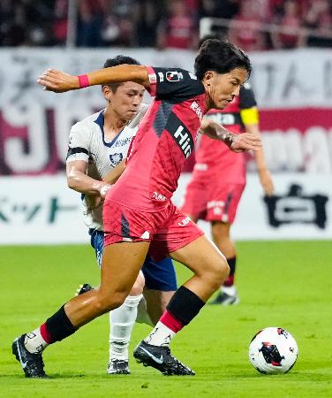 栃木ＳＣ戦でプレーするサッカーＪ３熊本の薬師田澪選手＝１５日、熊本市のえがお健康スタジアム