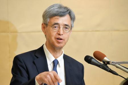 記者会見する日銀の氷見野良三副総裁＝２７日午後、さいたま市