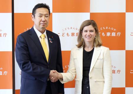 握手する黄川田こども政策相（左）と米ＩＴ大手グーグルのローリー・リチャードソン副社長＝２７日午前、東京都千代田区