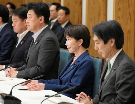 月例経済報告等に関する関係閣僚会議に臨む高市首相（右から２人目）＝２７日午後、首相官邸
