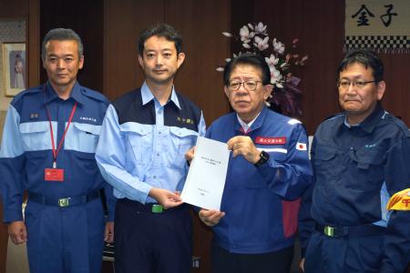 金子国交相（中央右）に要望書を手渡す千葉県の熊谷俊人知事（同左）＝２７日午後、国交省