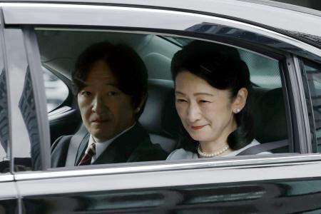 皇居に入られる秋篠宮ご夫妻＝２７日午後、半蔵門