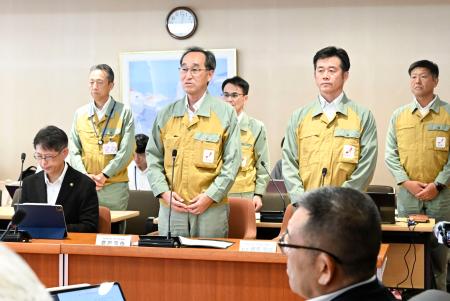 浜岡原発廃炉費用の不適切な手続きによる請求について、静岡県御前崎市議らに説明する中部電力の豊田哲也原子力本部長（前列中央）＝２７日午後、御前崎市議会