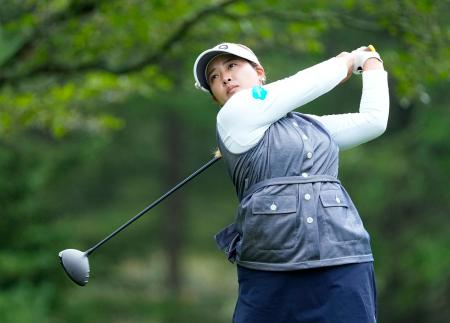 第１日、３アンダーで首位の鈴木愛＝釧路ＣＣ