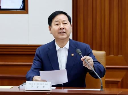 ２７日、ソウルの政府庁舎で、発言する韓国の具潤哲副首相（聯合＝共同）