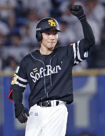 ２回、先制二塁打を放ちガッツポーズするソフトバンク・庄子＝ＺＯＺＯマリン