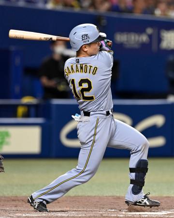 ８回阪神１死一塁、坂本が左越えに逆転２ランを放つ＝バンテリンドーム