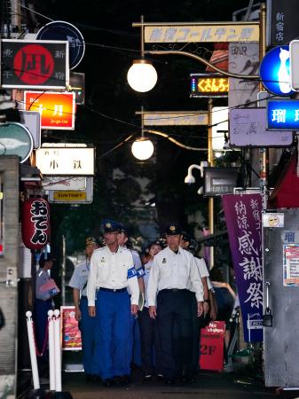 立ち入り検査に向かう東京消防庁の職員ら＝２７日午後、東京・新宿の歌舞伎町