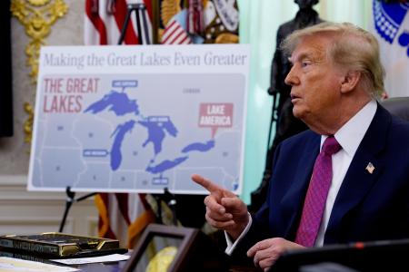 大統領執務室で署名するトランプ大統領＝２７日、ワシントン（ゲッティ＝共同）