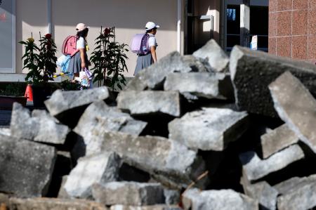 始業式のため熊本県八代市の日奈久小に登校する児童=28日午前