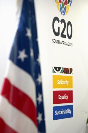 ２０２５年のＧ２０サミットのプレスセンターに掲げられたロゴマークと星条旗＝南アフリカ・ヨハネスブルク（共同）