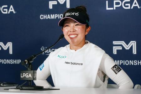 第1ラウンド、ホールアウト後の記者会見で笑顔を見せる山下美夢有=TPCボストン(共同)