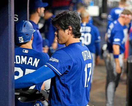 ブレーブス戦の5回、空振り三振に倒れベンチに戻ったドジャース・大谷=アトランタ(共同)