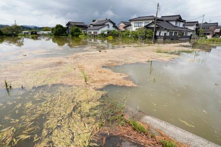 大雨の影響で冠水した住宅地＝２８日午前、富山県氷見市