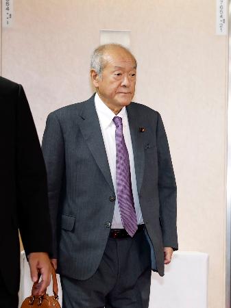 自民党本部に入る鈴木幹事長＝２８日午前、東京・永田町
