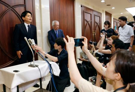 後援会会合を終えて取材に応じる横浜市の山中竹春市長（左端）＝２８日午後、横浜市内のホテル