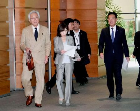北陸新幹線延伸について高市首相に要望した自民党の西田昌司氏（左）と日本維新の会の前原誠司氏（右）ら＝２８日午前、首相官邸