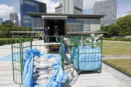 ２０２５年７月、首相官邸に運び込まれた福島第１原発事故に伴う除染土