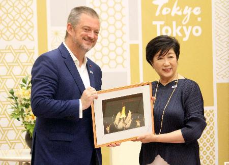 東京都の小池百合子知事（右）と面会したＩＰＣのパーソンズ会長＝２８日、東京都庁