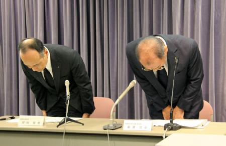 記者会見で謝罪する竹中工務店の前沢洋介副社長（右）ら＝２８日午後、東京都内