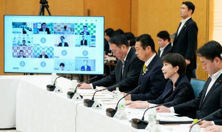 地域未来戦略に関する会議で発言する高市首相（右から２人目）＝２８日午前、首相官邸