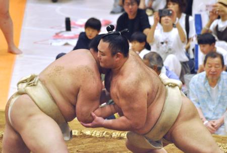 大相撲夏巡業のぶつかり稽古で胸を出す朝乃山＝茨城県つくばみらい市