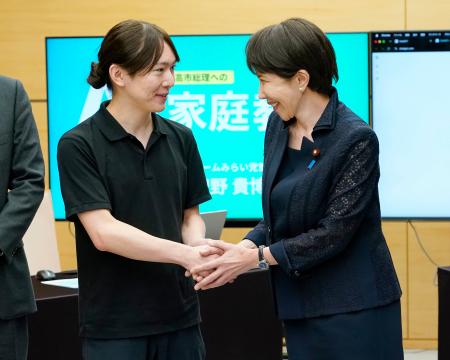 高市首相（右）へのＡＩの活用方法の手ほどきを前に握手するチームみらいの安野党首＝２８日午後、首相官邸
