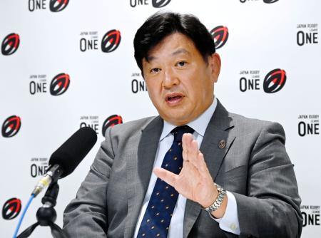 記者会見するリーグワンの東海林一専務理事＝２８日、東京都港区