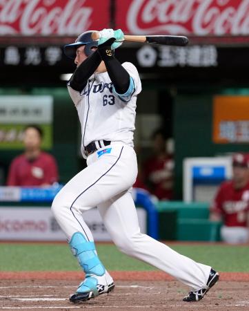 ７回西武２死満塁、長谷川が右前に２点打を放つ＝ベルーナドーム