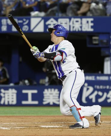 ８回ＤｅＮＡ２死一、二塁、牧が中越えに決勝打となる２点二塁打を放つ＝横浜