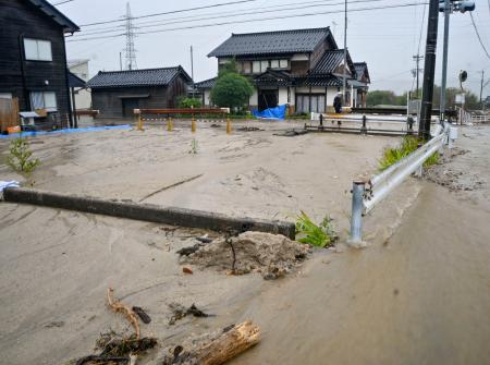大雨の影響で土砂が堆積した川＝２９日午前、石川県羽咋市