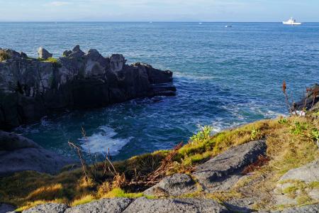 鹿児島県いちき串木野市の「照島神社」付近の海岸＝２９日午前７時１３分