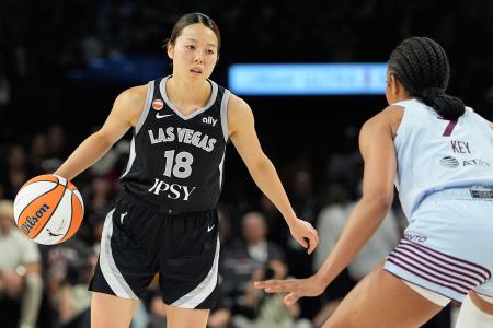 米女子プロバスケットボールＷＮＢＡでテンポ戦に出場したエースズの山本麻衣（左）＝２８日、ラスベガス（ＡＰ＝共同）