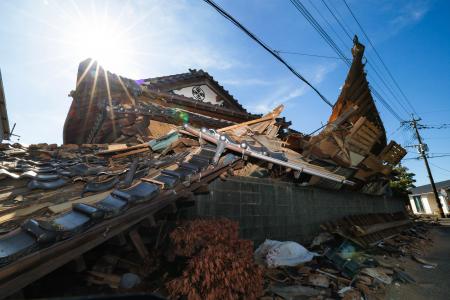 強い日差しが照りつける熊本県氷川町に残る倒壊家屋＝２５日